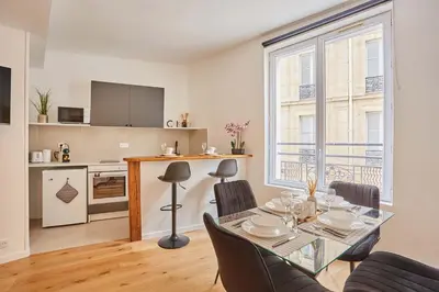 Cuisine ou kitchenette dans l'établissement Apartement center of Paris