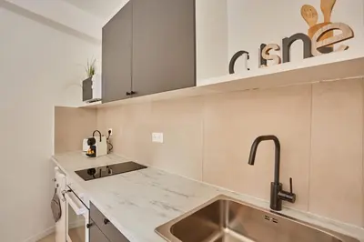Cuisine ou kitchenette dans l'établissement Apartement center of Paris