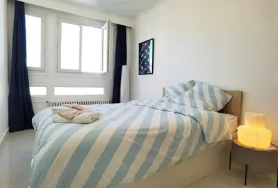 Un ou plusieurs lits dans un hébergement de l'établissement Modern 2-Bed Apt 80m2 with Elevator FREE Parking N19-25
