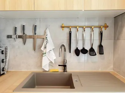 Cuisine ou kitchenette dans l'établissement Modern 2-Bed Apt 80m2 with Elevator FREE Parking N19-25