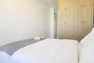 Un ou plusieurs lits dans un hébergement de l'établissement Modern 2-Bed Apt 80m2 with Elevator FREE Parking N19-25
