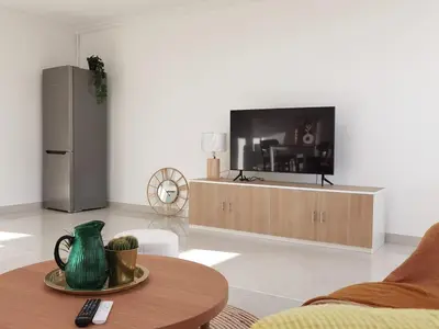 Télévision ou salle de divertissement dans l'établissement Modern 2-Bed Apt 80m2 with Elevator FREE Parking N19-25