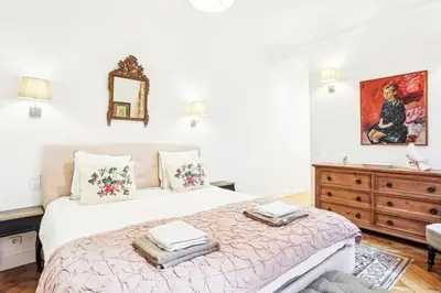 Un ou plusieurs lits dans un hébergement de l'établissement Luxury 4 bedroom Apt 160m2 2 king 2 queen