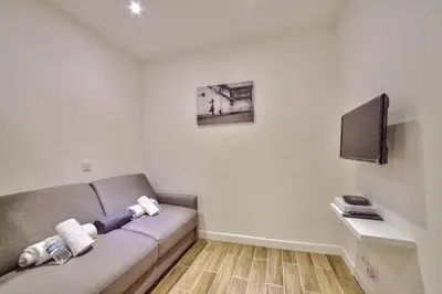 Télévision ou salle de divertissement dans l'établissement Studio cosy rue du faubourg saint denis paris 10