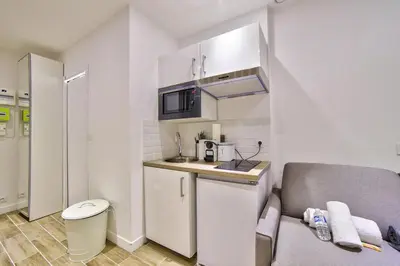 Cuisine ou kitchenette dans l'établissement Studio cosy rue du faubourg saint denis paris 10