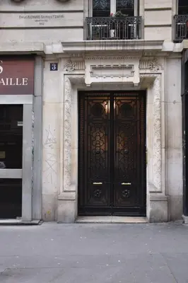 Façade ou entrée de l'établissement Charmant Nid Vue tout Paris Neuf Calme Clair Ascenseur AC