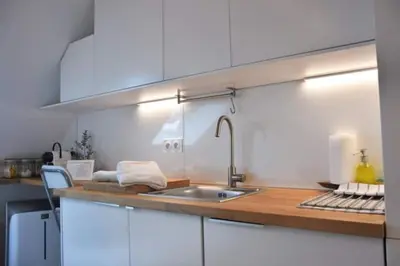 Cuisine ou kitchenette dans l'établissement Charmant Nid Vue tout Paris Neuf Calme Clair Ascenseur AC