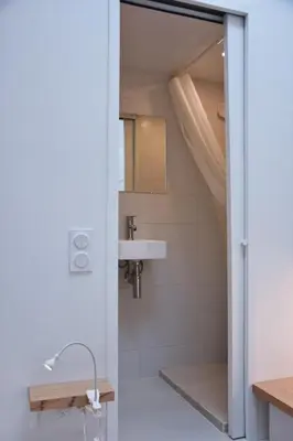 Salle de bains dans l'établissement Charmant Nid Vue tout Paris Neuf Calme Clair Ascenseur AC