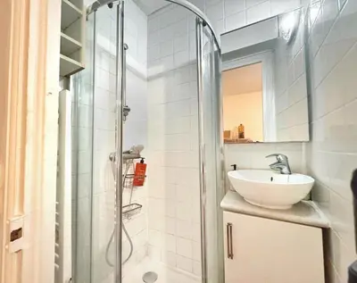Salle de bains dans l'établissement Aux portes de Paris