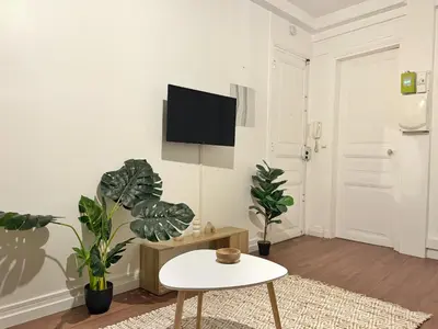 Télévision ou salle de divertissement dans l'établissement Aux portes de Paris
