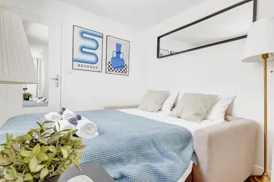 Un ou plusieurs lits dans un hébergement de l'établissement Cosy studio au coeur de Saint-Germain-des-Pres