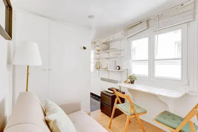 Coin salon dans l'établissement Cosy studio au coeur de Saint-Germain-des-Pres