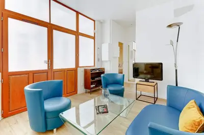 Télévision ou salle de divertissement dans l'établissement Appartement d'exception a deux pas du Jardin du Luxembourg