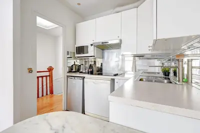 Cuisine ou kitchenette dans l'établissement Duplex Raffine a deux pas de la Tour Eiffel - Avec A-C