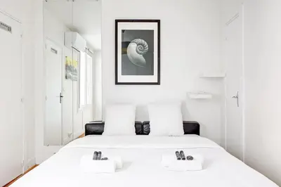 Un ou plusieurs lits dans un hébergement de l'établissement Duplex Raffine a deux pas de la Tour Eiffel - Avec A-C