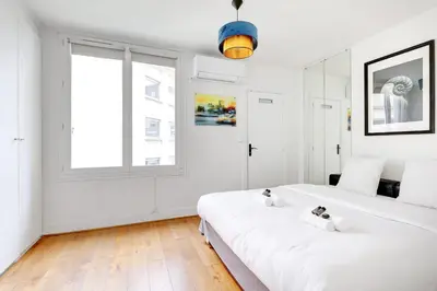 Un ou plusieurs lits dans un hébergement de l'établissement Duplex Raffine a deux pas de la Tour Eiffel - Avec A-C