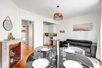 Cuisine ou kitchenette dans l'établissement Duplex Raffine a deux pas de la Tour Eiffel - Avec A-C