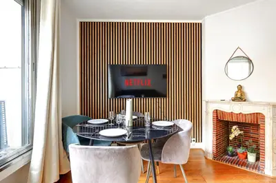 Télévision ou salle de divertissement dans l'établissement Duplex Raffine a deux pas de la Tour Eiffel - Avec A-C