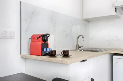 Cuisine ou kitchenette dans l'établissement Charming Apartment 1BR in the heart of 10th