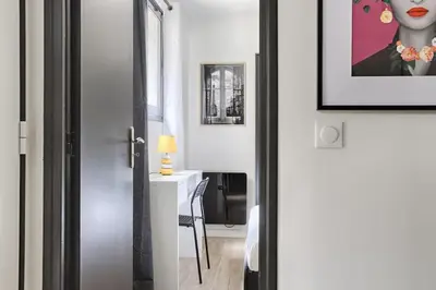 Plan de l'établissement Charming Apartment 1BR in the heart of 10th