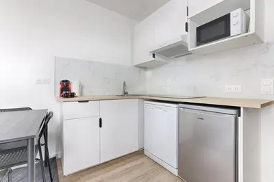 Cuisine ou kitchenette dans l'établissement Charming Apartment 1BR in the heart of 10th