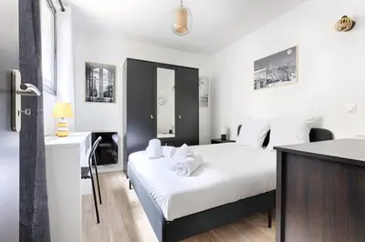 Un ou plusieurs lits dans un hébergement de l'établissement Charming Apartment 1BR in the heart of 10th