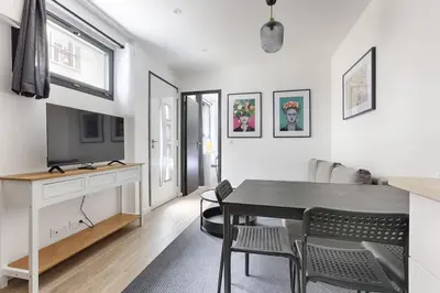 Télévision ou salle de divertissement dans l'établissement Charming Apartment 1BR in the heart of 10th