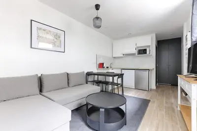 Cuisine ou kitchenette dans l'établissement Charming Apartment 1BR in the heart of 10th