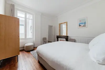 Un ou plusieurs lits dans un hébergement de l'établissement Charming ground floor rue du Faubourg Saint Honore