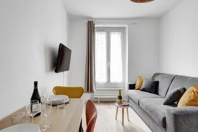 Télévision ou salle de divertissement dans l'établissement 521 Suite Médéric - Modern apartment Paris 17