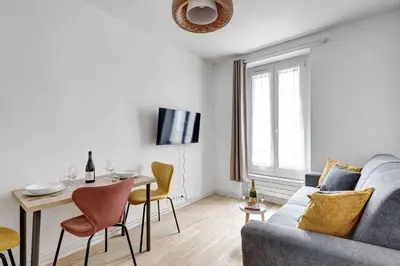 Télévision ou salle de divertissement dans l'établissement 521 Suite Médéric - Modern apartment Paris 17