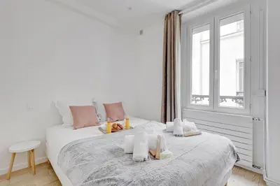 Un ou plusieurs lits dans un hébergement de l'établissement 521 Suite Médéric - Modern apartment Paris 17