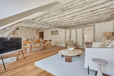 Télévision ou salle de divertissement dans l'établissement Luxurious Apartment Place Vendome - Rue de la Paix