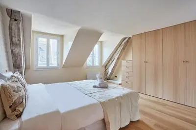 Un ou plusieurs lits dans un hébergement de l'établissement Luxurious Apartment Place Vendome - Rue de la Paix