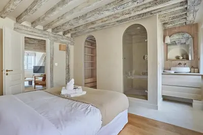 Un ou plusieurs lits dans un hébergement de l'établissement Luxurious Apartment Place Vendome - Rue de la Paix
