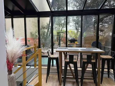 Balcon ou terrasse dans l'établissement Superbe appartement sur jardin- proche de paris