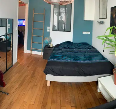 Télévision ou salle de divertissement dans l'établissement Superbe appartement sur jardin- proche de paris