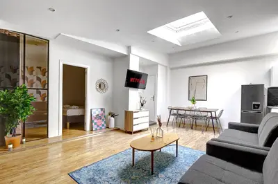 Télévision ou salle de divertissement dans l'établissement Ambiance Contemporaine et Detente - Paris 10