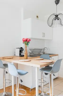 Cuisine ou kitchenette dans l'établissement Charmant 2 pièces rénové Porte de Paris avec parking