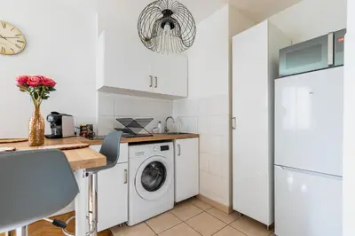 Cuisine ou kitchenette dans l'établissement Charmant 2 pièces rénové Porte de Paris avec parking
