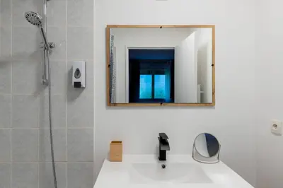 Salle de bains dans l'établissement Charmant 2 pièces rénové Porte de Paris avec parking