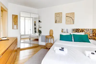 Un ou plusieurs lits dans un hébergement de l'établissement Charmant Studio au Coeur du 13e - Rue Nationale