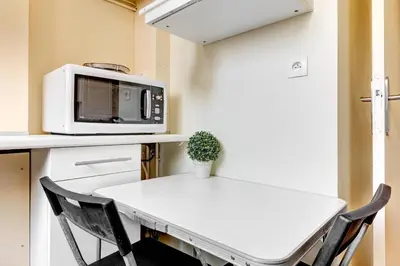 Cuisine ou kitchenette dans l'établissement Charmant Studio au Coeur du 13e - Rue Nationale