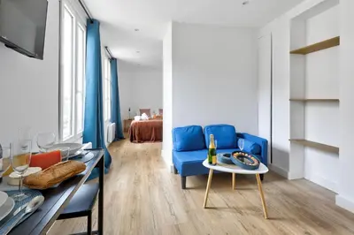 Coin salon dans l'établissement 522 Tocqueville Suite - Cozy apartment in Paris 17