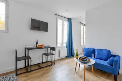Télévision ou salle de divertissement dans l'établissement 522 Tocqueville Suite - Cozy apartment in Paris 17