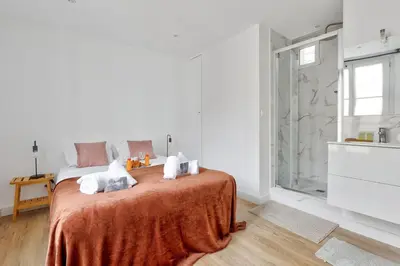 Un ou plusieurs lits dans un hébergement de l'établissement 522 Tocqueville Suite - Cozy apartment in Paris 17