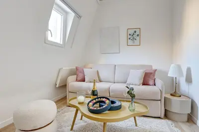 Coin salon dans l'établissement 519 Suite Rethy – Spacious Studio in Central Paris