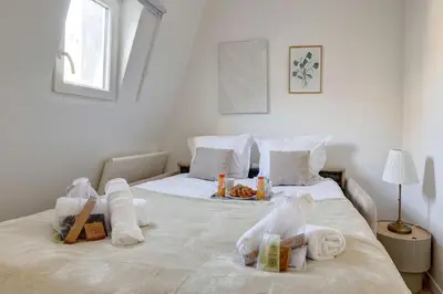 Un ou plusieurs lits dans un hébergement de l'établissement 519 Suite Rethy – Spacious Studio in Central Paris