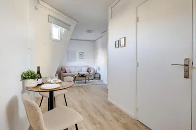 Coin salon dans l'établissement 519 Suite Rethy – Spacious Studio in Central Paris