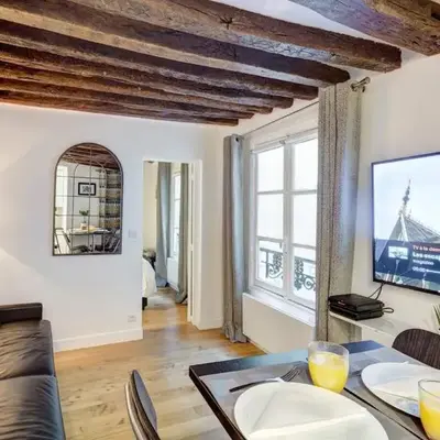 Chic Marais Retreat Steps to Cafes & Notre Dame